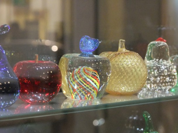 close up of glass apple rack at mele e pere