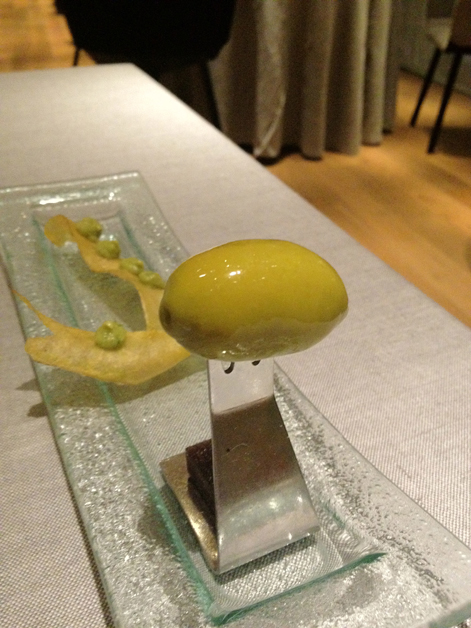 olives and guacamole at saüc