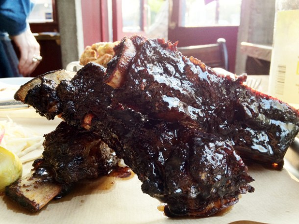 beef ribs at dukes brew and que