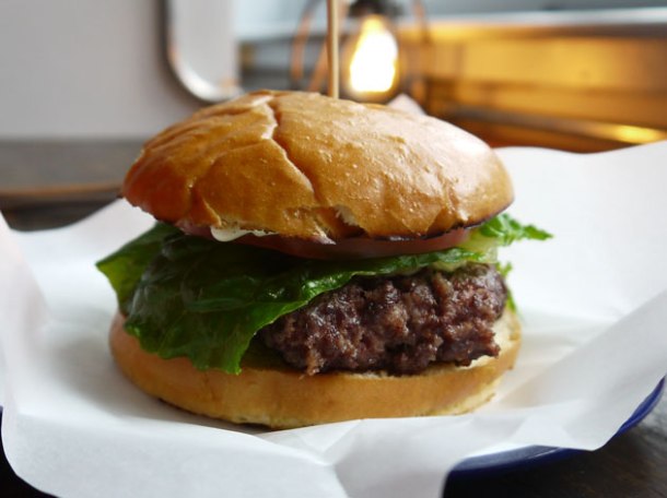 burger-at-dach-and-sons