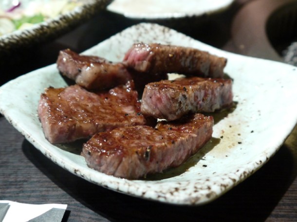 medium rare beef at moe yakiniku taipei