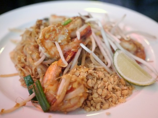 pad thai at janetira