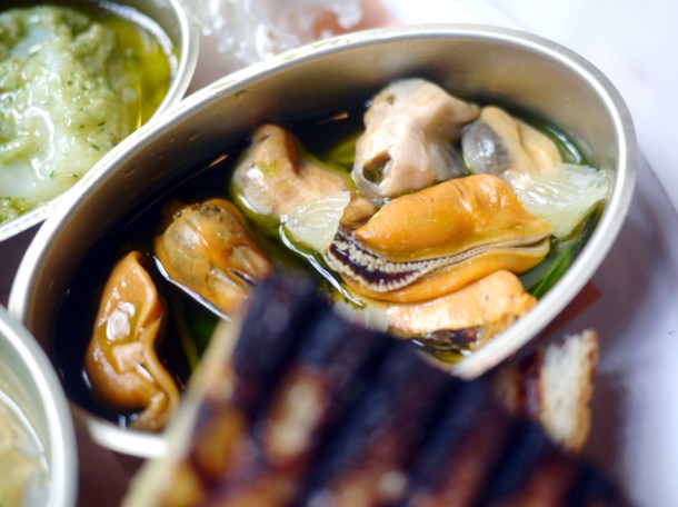 tinned mussels at taberna do mercado