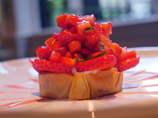 illustrative photo of the strawberry tart at Siren at The Goring Hotel