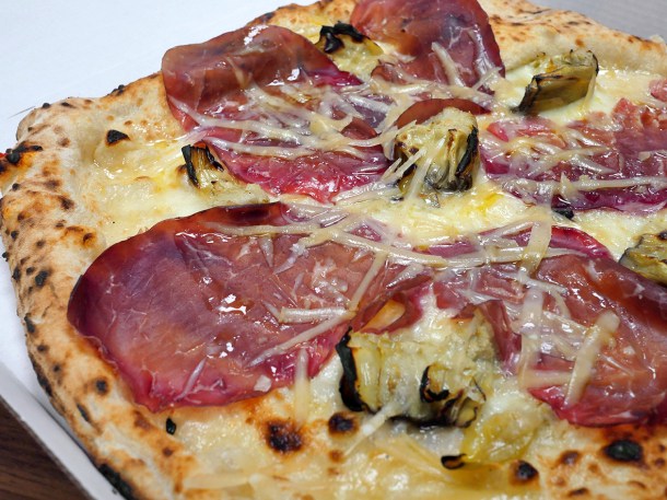 illustrative photo of the bresaola, artichoke and parmesan white pizza from 50 Kalò di Ciro Salvo