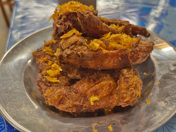 illustrative photo of the fried chicken wings at Plaza Khao Gaeng