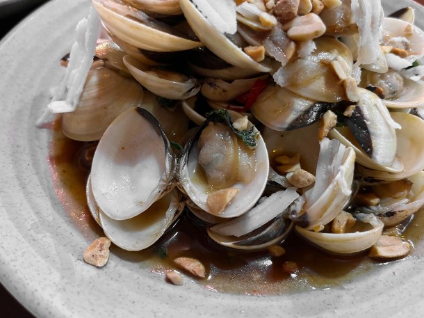 illustrative photo of the clams in tamarind sauce at Pho Thuy Tay